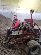 Студент группы №6 Демин Сергей в ООО «Меленский картофель» производит переборку картофеля на сортировочном комплексе